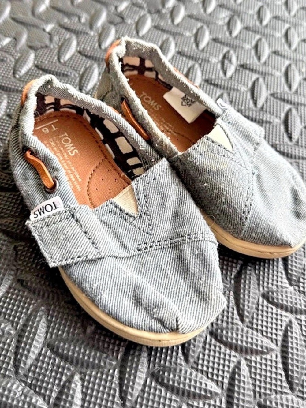 TOMS Tiny Bimini Slip-On Girls US 6 Gray Sneakers